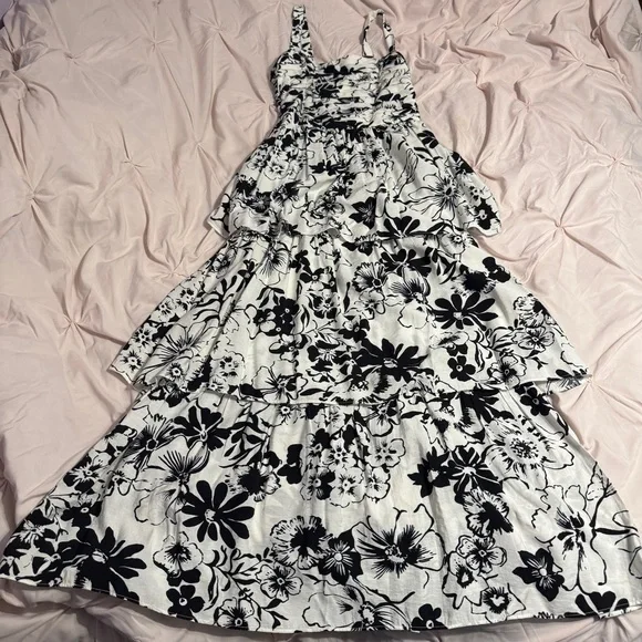 Abercrombie & Fitch Tall Black & White Floral Tiered Maxi Dress - Picture 3 of 10